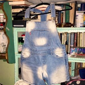 Levi’s ‘Clouds and Sky’ shorts overalls size 0-2